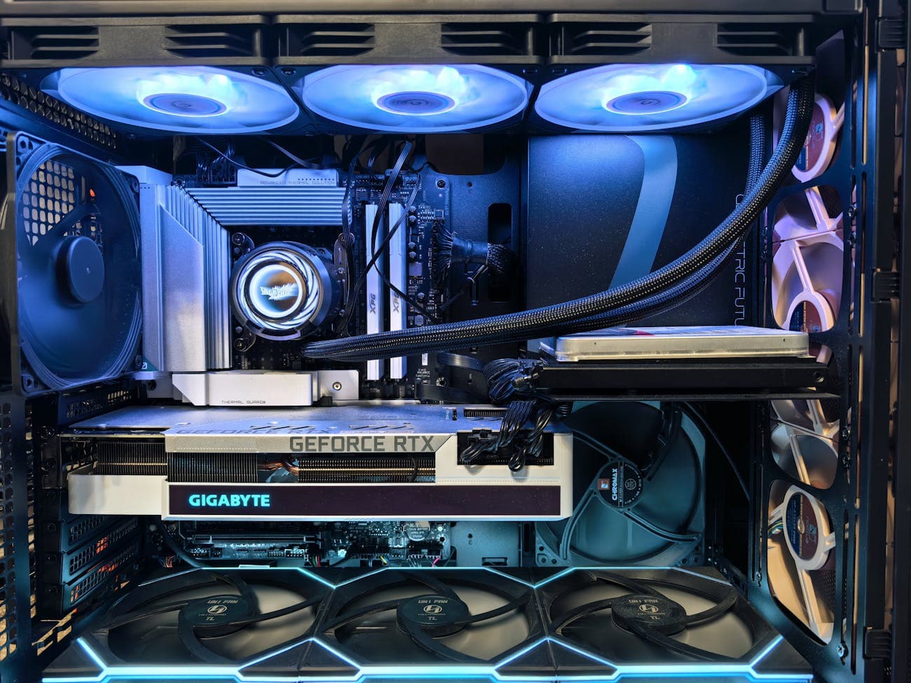PC gamer Intel Core i5 et RTX 4060 Ti orienté e-sport